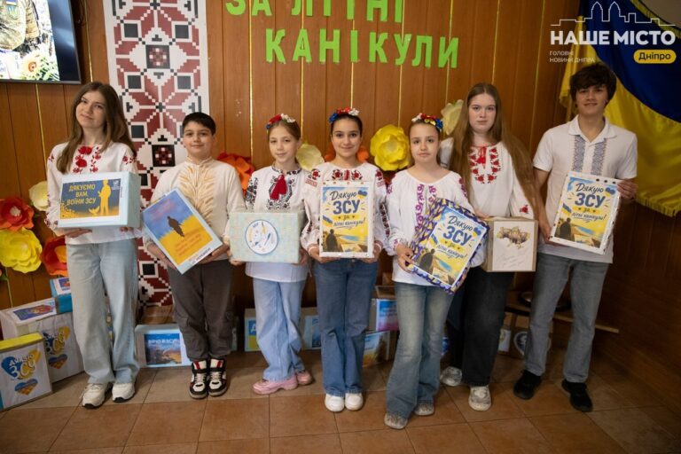Дніпровські школярі підтримують фронт окопними свічками та волонтерською допомогою