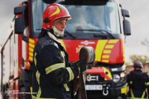 Понад 50 рятувальників ліквідують пожежу після ракетного удару у Самарівському районі