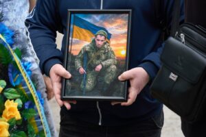 У Нікополі провели в останню путь солдата Євгена Литвинюка