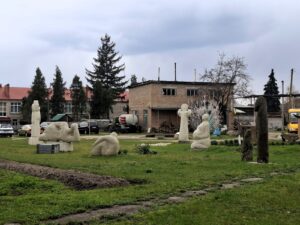 У Верхньодніпровську облаштовують унікальний парк скульптур
