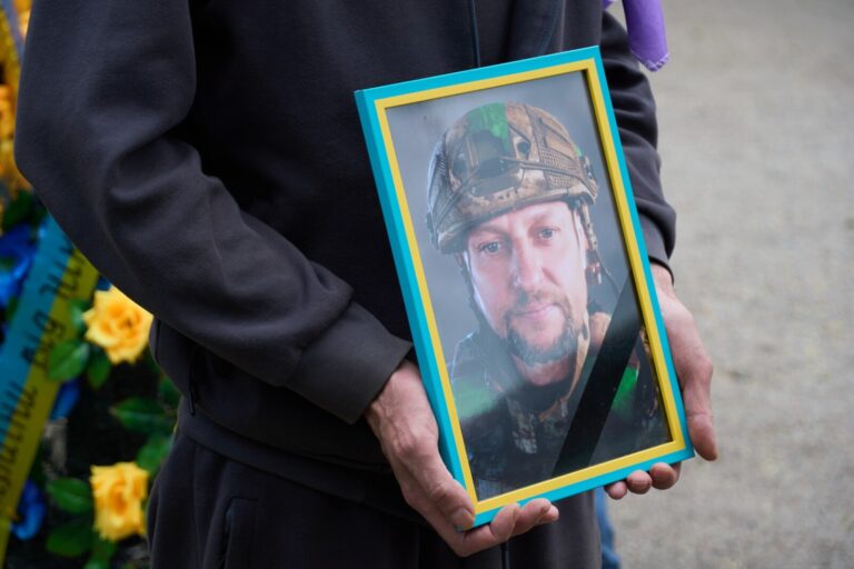 У Нікополі попрощалися із солдатом Олегом Захаровим
