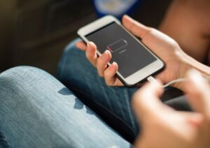 Чому заряджати смартфон під час грози в Дніпрі небезпечно