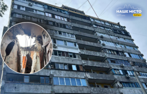 Ворог пошкодив багатоповерхівку у Дніпрі: сотні вибитих вікон і зруйнована покрівля