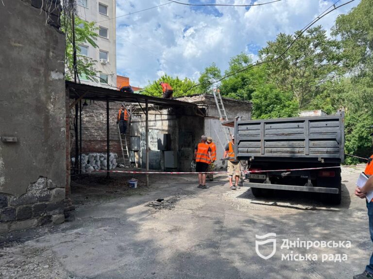 У Дніпрі демонтували незаконний навіс біля будинку на Січових Стрільців