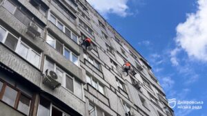 У Дніпрі ремонтують шви в будинку на Мозолевського