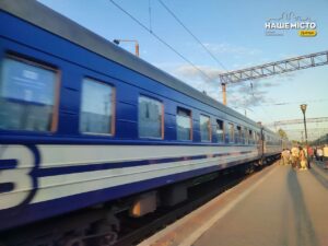 Окупанти пошкодили поїзд на Дніпропетровщині під час атаки на Укрзалізницю