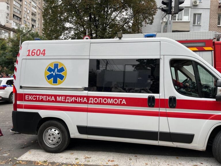 Після удару по Кривому Рогу 9-місячну дитину везуть до лікарні Дніпра