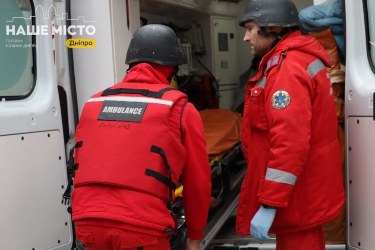 Ракетний удар по житловому кварталу Дніпра: троє постраждалих