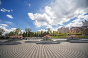 Тепло та без опадів: погода на вихідних у Дніпрі та Україні
