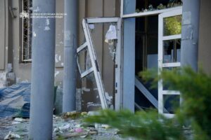 У Дніпрі допомагають постраждалим після удару по гуртожитку