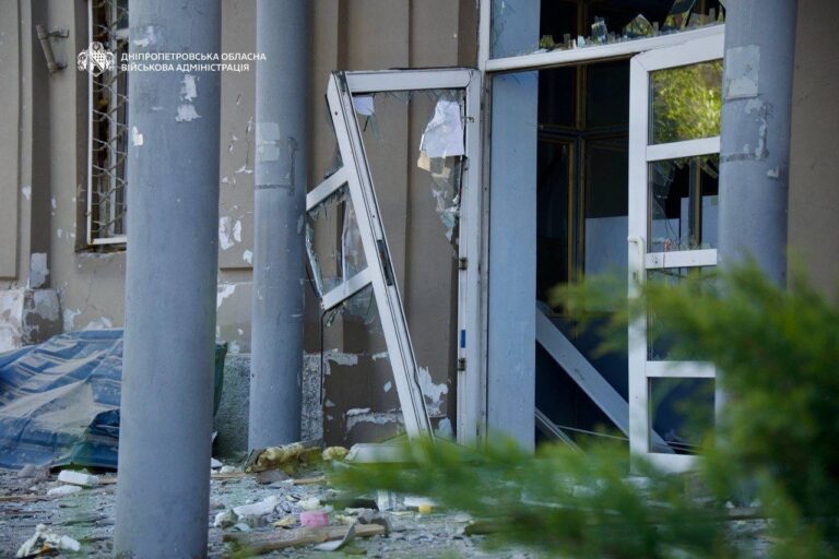 У Дніпрі допомагають постраждалим після удару по гуртожитку
