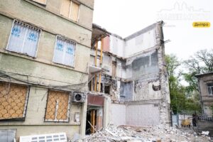 У Дніпрі відновлюють будинок після ворожої атаки на Старокозацькій