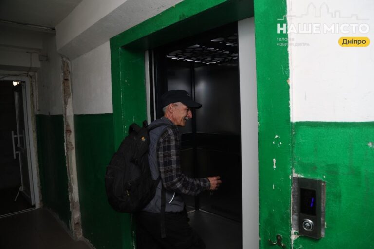 У Дніпрі капремонтували ліфт і встановили нові двері в ОСББ на Запорізькому шосе