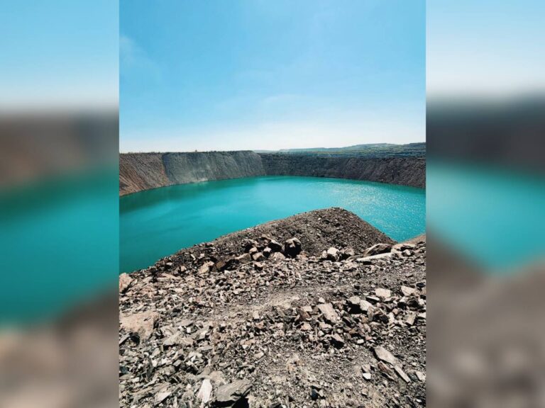Криворізький кар’єр із штучним озером, що нагадує іншу планету