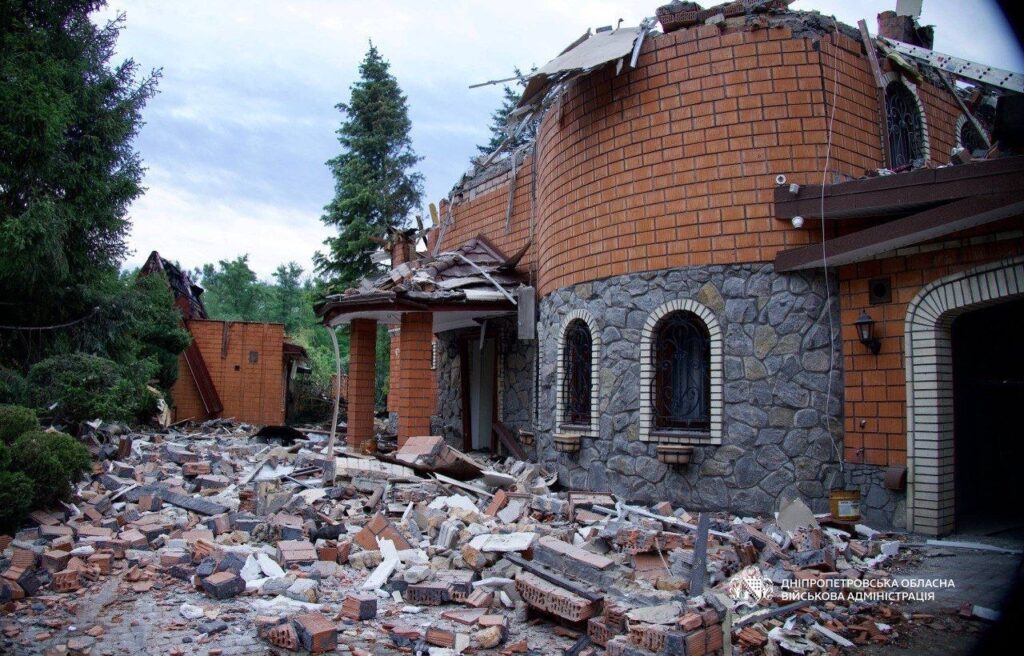 Ворог вдарив по Дніпру: поранено 3 людей, пошкоджені будинки та підприємства