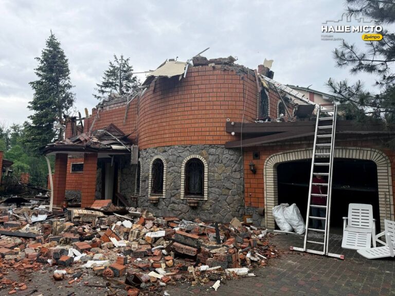 У Дніпрі безпілотник влучив у приватний будинок: пошкоджені три поверхи