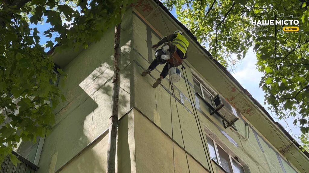 В Дніпрі ремонтують міжпанельні шви у житлових будинках