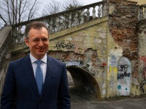 “Слуги народу” в Дніпрі нарешті помітили, що ректор ДНУ Оковитий веде ВНЗ та Палац студентів до занепаду