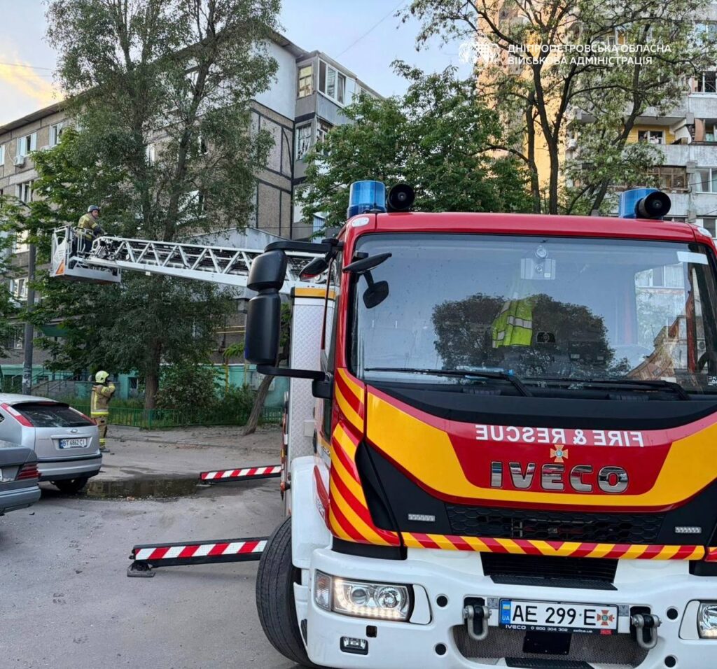 Нічні вибухи у Дніпрі: пошкоджено багатоповерхівку, постраждала жінка