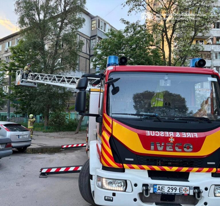 Нічні вибухи у Дніпрі: пошкоджено багатоповерхівку, постраждала жінка