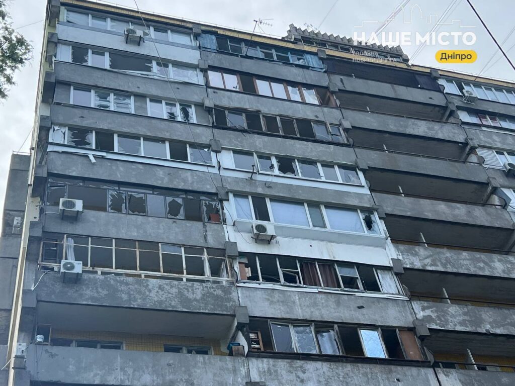 Пошкодження багатоповерхівки у Дніпрі після атаки 21 травня