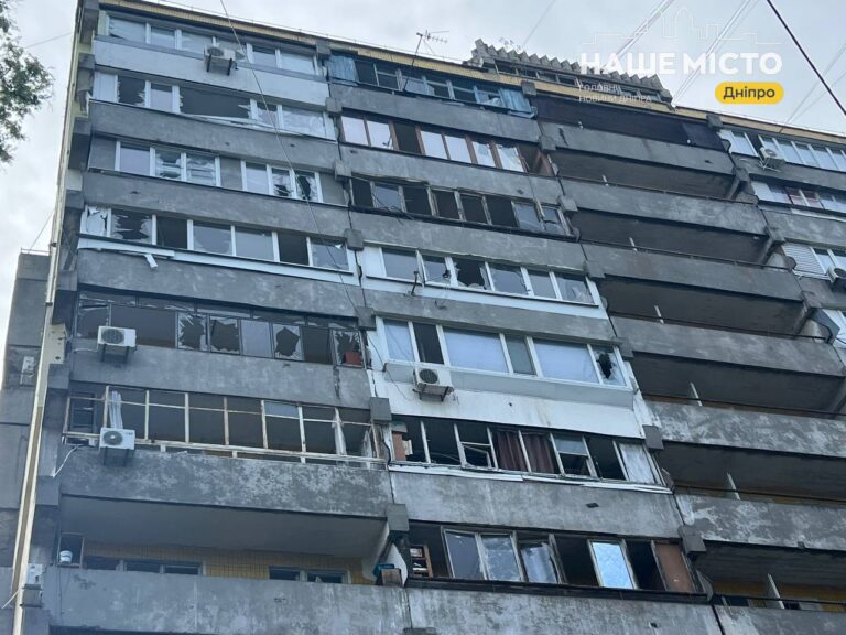 Пошкодження багатоповерхівки у Дніпрі після атаки 21 травня