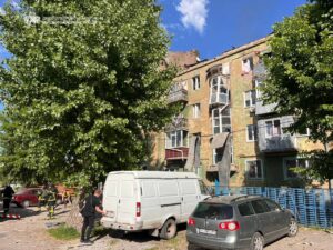 Ворожа атака в Дніпрі: зруйновано дах та пошкоджені будинки