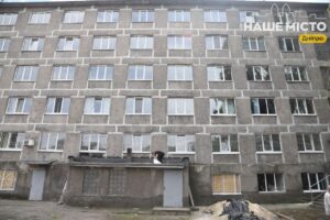 У Дніпрі відновлюють освітні заклади після ворожих обстрілів