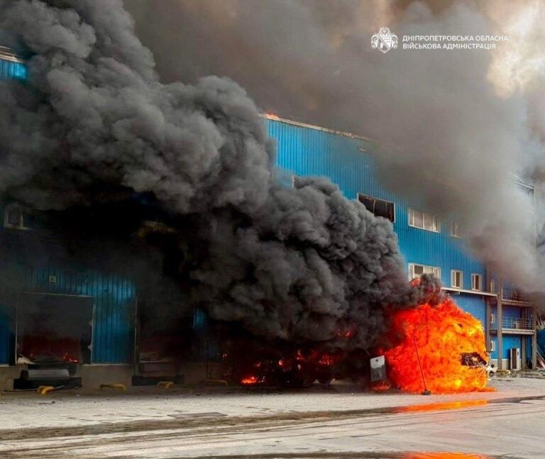 У Дніпрі через обстріл РФ горить склад логістичної компанії