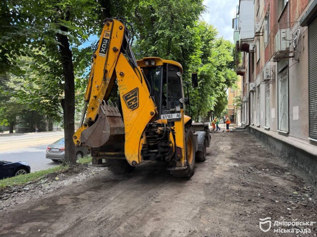 У Дніпрі ремонтують тротуар біля стоматполіклініки на Івана Мазепи