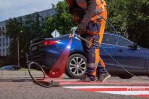 У Дніпрі оновлюють розмітку і встановлюють делініатори для безпеки руху
