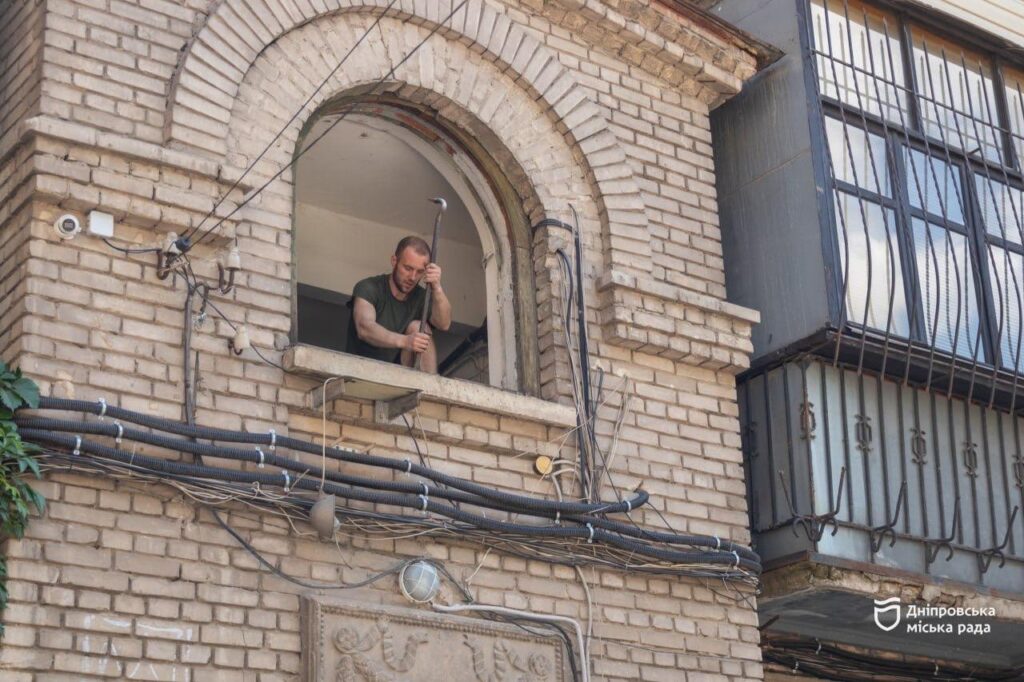 У Дніпрі триває заміна вікон у будинках після обстрілів на Володимира Великого