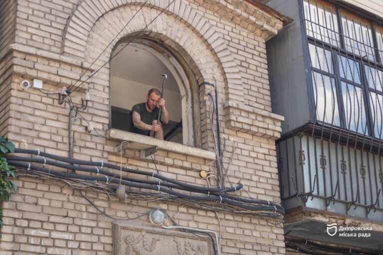 У Дніпрі триває заміна вікон у будинках після обстрілів на Володимира Великого
