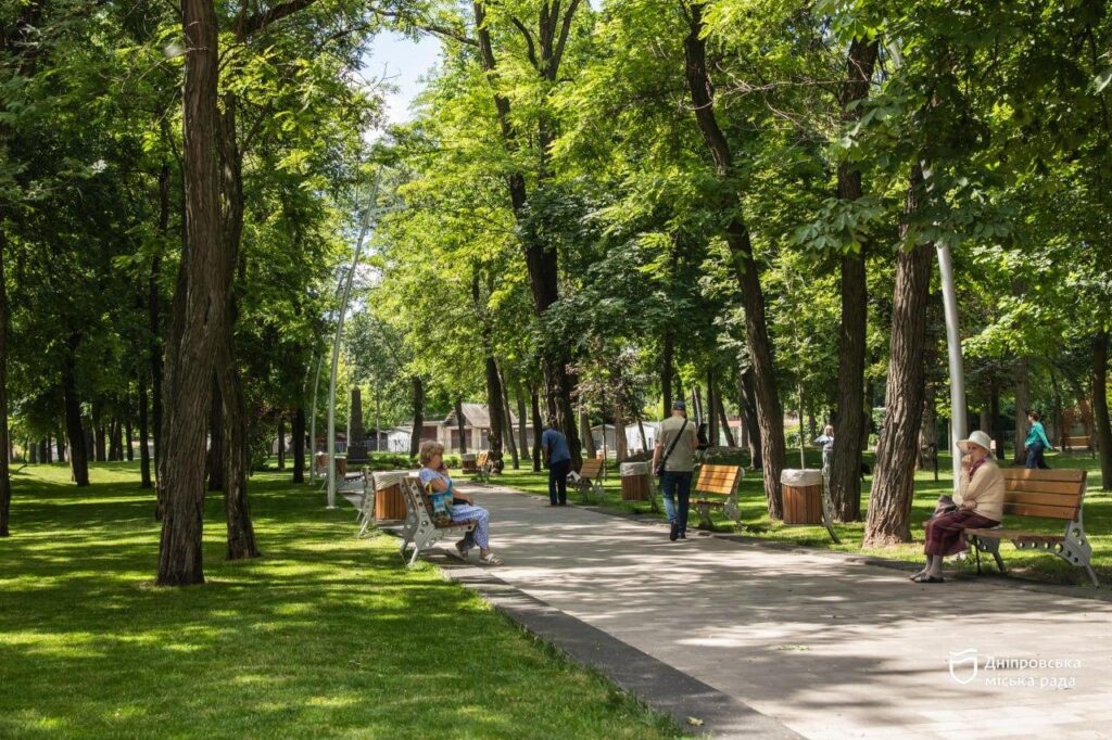 У Дніпрі триває системний догляд за зеленими зонами міста