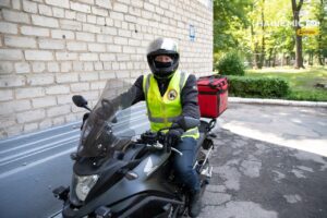 У Дніпрі волонтери на байках доставляють донорську кров у лікарні