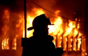 Вибухи у Кам’янському: горять два житлові будинки після російської атаки