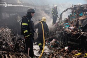 У Дніпрі майже добу гасили пожежу на складі «Нової пошти» після атаки дрона