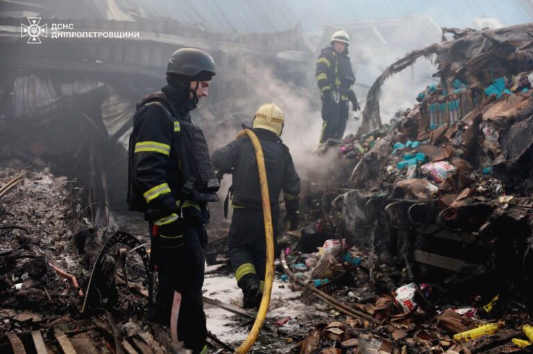 У Дніпрі майже добу гасили пожежу на складі «Нової пошти» після атаки дрона