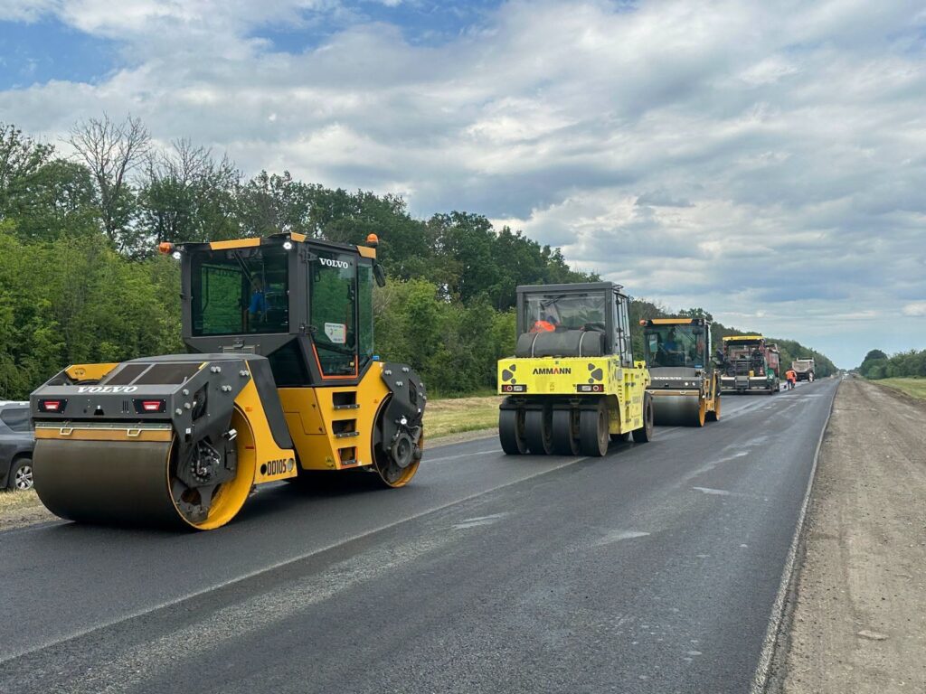 Ремонтують дороги Дніпропетровщини: ліквідація вибоїн та оновлення розмітки