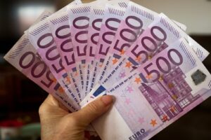 Купюри по 500 євро зникають з обігу: що важливо знати жителям Дніпра