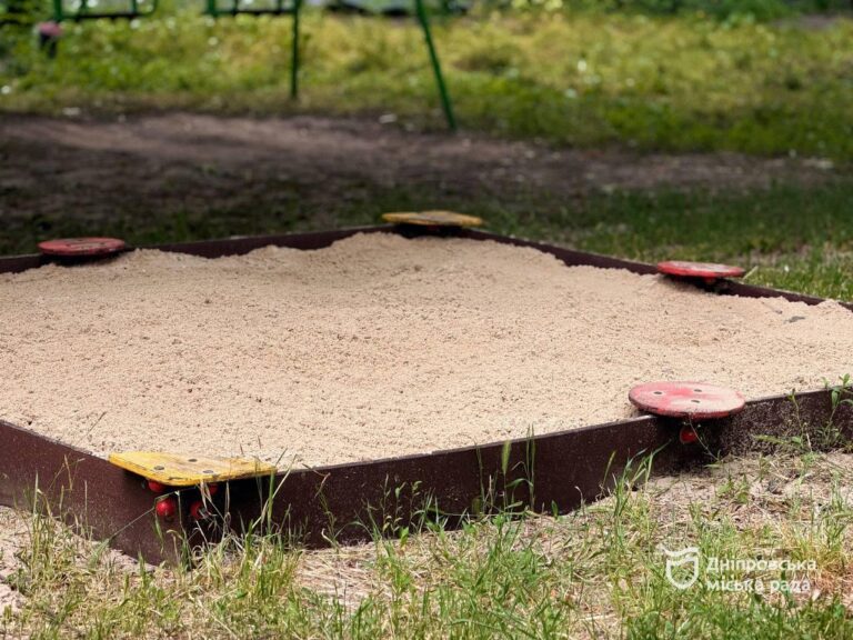 Через застосунок «єДніпро» почали приймати заявки на оновлення піску на дитмайданчиках