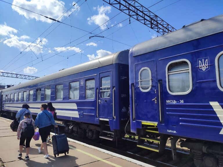 Чому важко купити квитки на Укрзалізницю влітку: пояснення