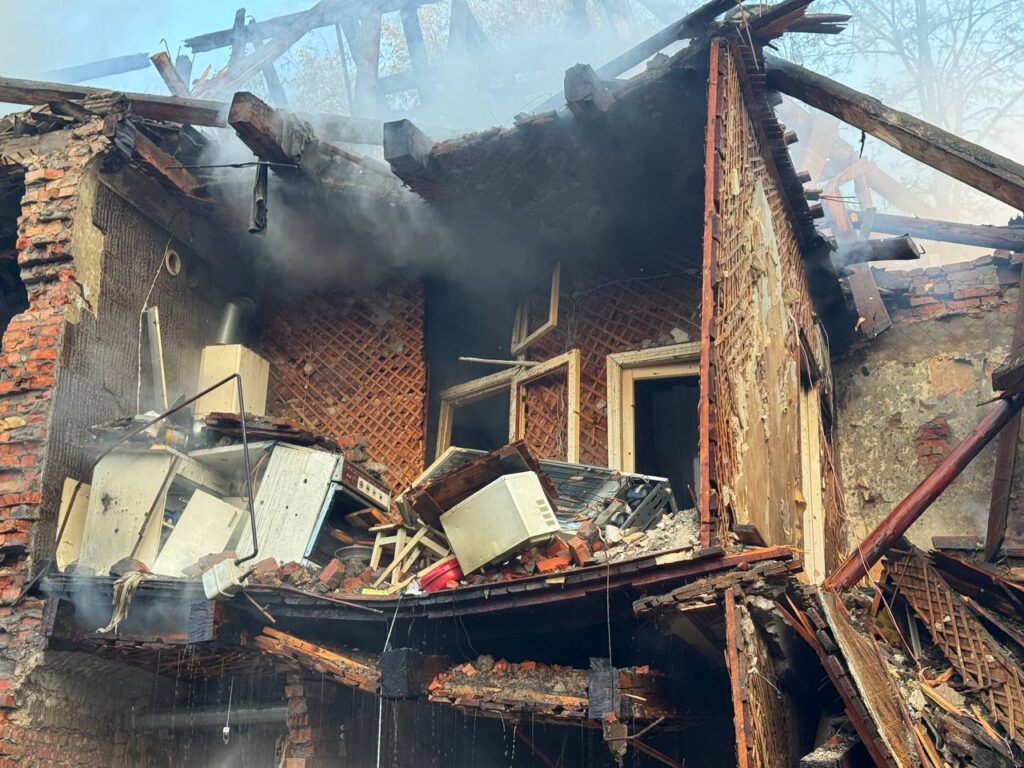 Наслідки обстрілу Дніпра: фото зруйнованого будинку та постраждалі
