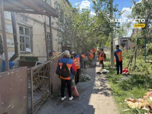 У Дніпрі комунальники прибирають наслідки ворожої атаки 2 червня