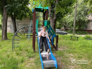 У Дніпрі ремонтують дитячі майданчики з новим обладнанням