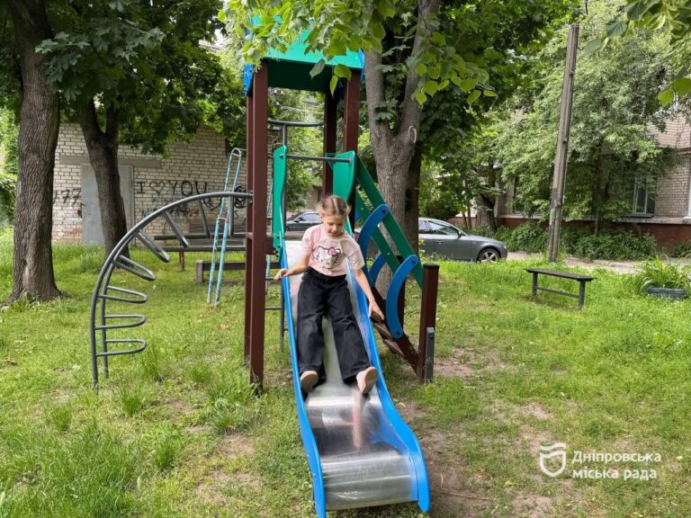 У Дніпрі ремонтують дитячі майданчики з новим обладнанням