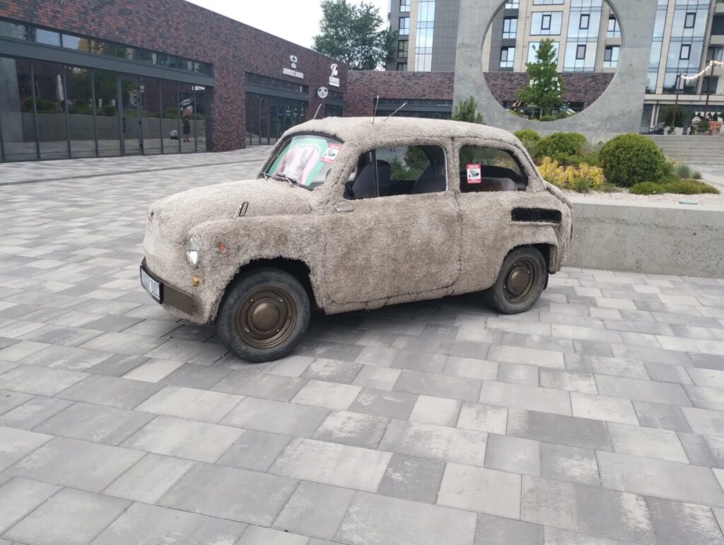 У Дніпрі на житломасиві Перемога з’явився «плюшевий» автомобіль