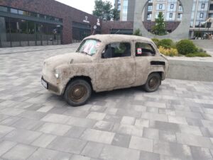 У Дніпрі на житломасиві Перемога з’явився «плюшевий» автомобіль
