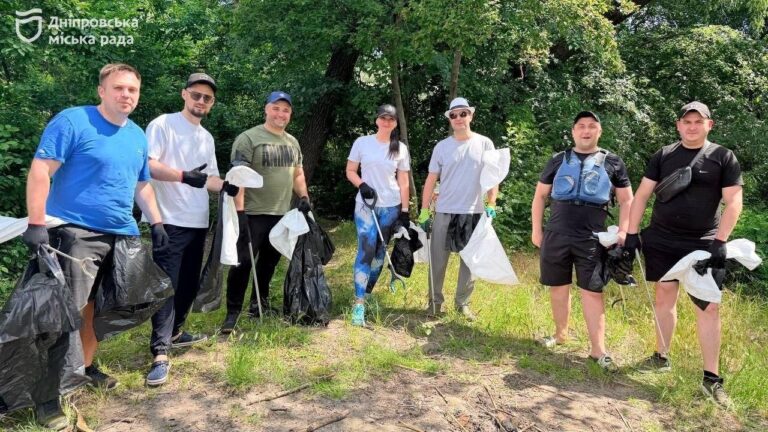 У Дніпрі зібрали понад 2 кубометри сміття з річки за допомогою байдарок