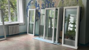 В амбулаторії Дніпра ремонтують вікна після обстрілу